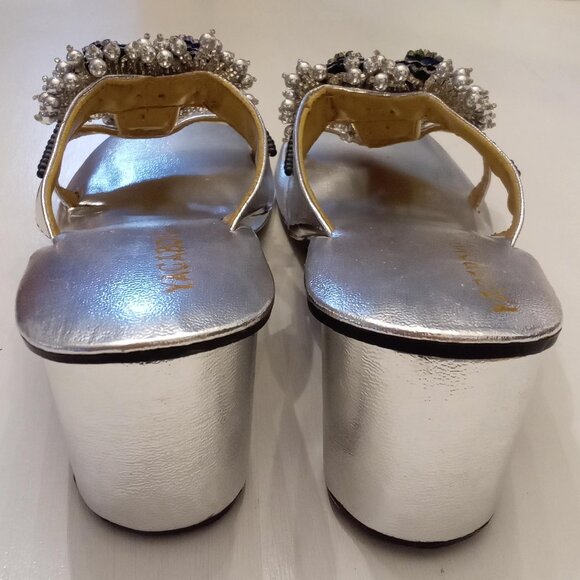 Vagabond Silver Irridescent Floral Beaded Sandals size 7 Mod VTG 60s Round Heels - Picture 7 of 11